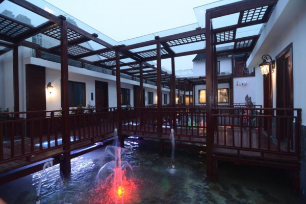 汉口美女喝茶视频曝光，网友热议不断(汉口美女喝茶视频曝光,网友热议不断)